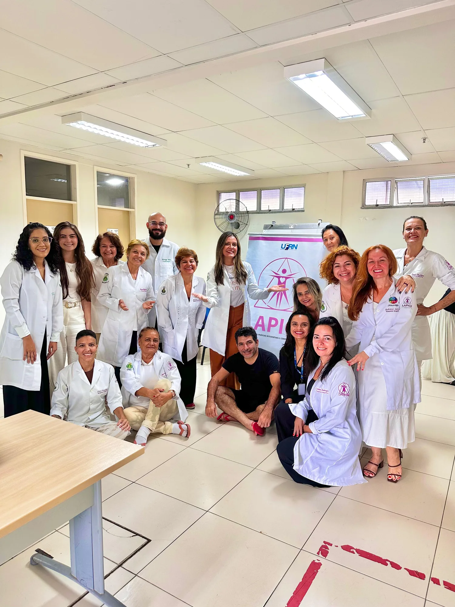 Turma da formação em terapia integrativa na universidade